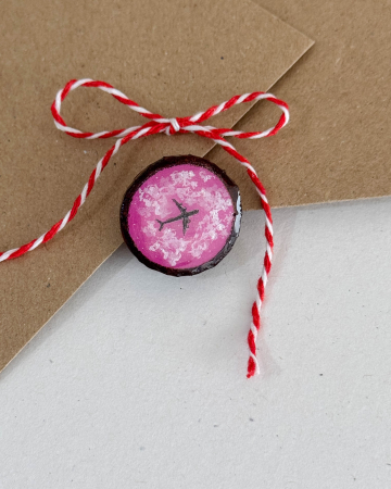 Broșe - Mini-Broșă pictată pe felie de lemn