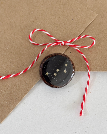 Broșe - Mini-Broșă pictată pe felie de lemn