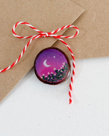 Broșe - Mini-Broșă pictată pe felie de lemn