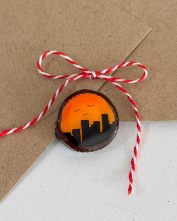 Broșe - Mini-Broșă pictată pe felie de lemn