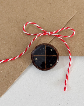 Broșe - Mini-Broșă pictată pe felie de lemn