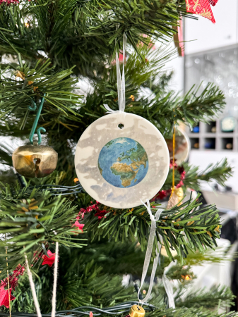 Ceva pentru Crăciun - Ornament de Crăciun realizat manual din porțelan - Astru de Crăciun