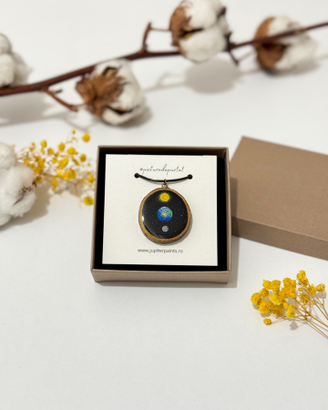 Pandantive - Pandantiv pictat pe lemn – Eclipsa de lună, o bijuterie simbolică handmade