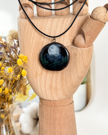 Pandantive - Pandantiv pictat pe felie de lemn – Feeling the Moon Vibe | Bijuterie handmade unicat