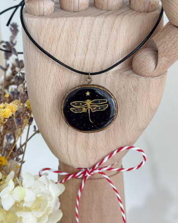 Pandantive - Pandantiv pictat pe felie de lemn - Libelula Cosmica