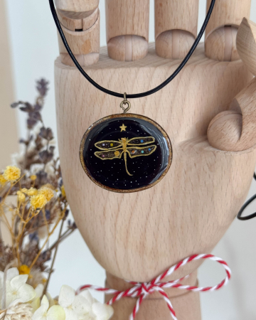 Pandantiv pictat pe felie de lemn - Libelula Cosmica [2]