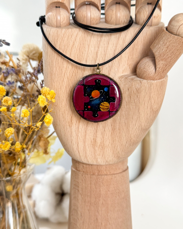 Pandantive - Pandantiv pictat pe felie de lemn – Missing piece | Bijuterie handmade unicat