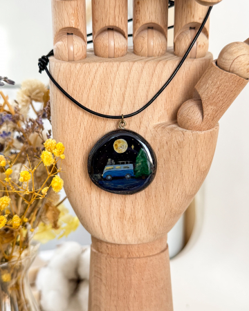 Pandantive - Pandantiv pictat pe felie de lemn – Movie Night Sky | Bijuterie handmade unicat