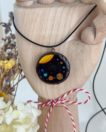 Mărțișor - Pandantiv pictat pe felie de lemn - Sistemul Solar, un simbol cosmic purtabil