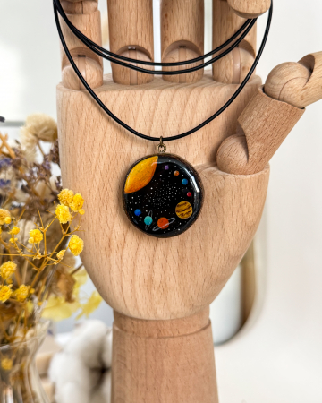 Pandantive - Pandantiv pictat pe felie de lemn - Sistemul Solar, un simbol cosmic purtabil