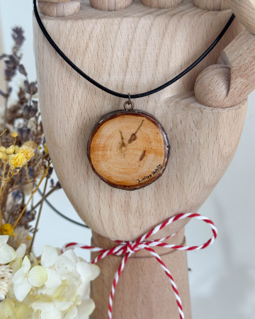 Pandantiv pictat pe felie de lemn - Sistemul Solar, un simbol cosmic purtabil [1]