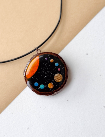 Pandantive - Pandantiv pictat pe felie de lemn - Sistemul Solar, un simbol cosmic purtabil