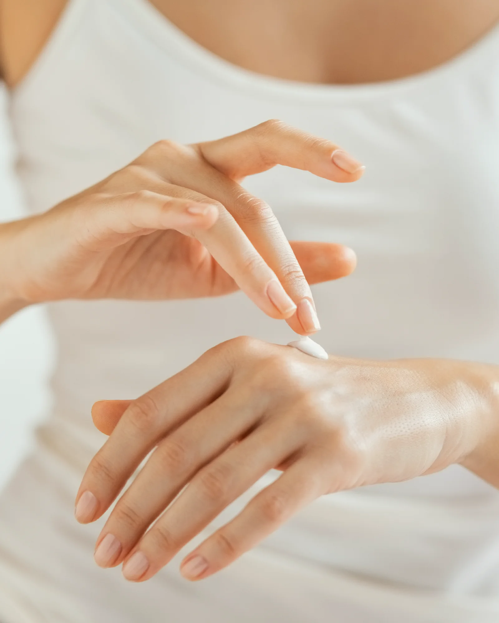 Cremă de mâini antiîmbătrânire cu extract de goji, acid hialuronic, unt de shea și ulei de avocado [2]