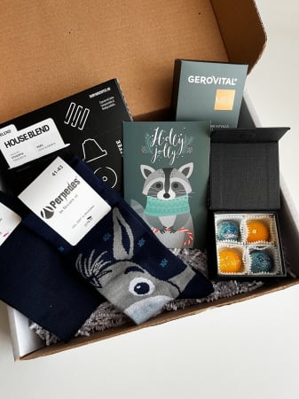 Cadouri bărbați - Coffee, Socks, and Something Sweet