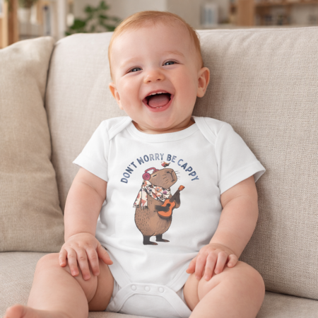 Tricouri - Body bebe alb cu imprimeu capybara „Dont worry be cappy”, model unisex, body bebelusi maneca scurta, ideal pentru poze acasa, cadou haios pentru copii
