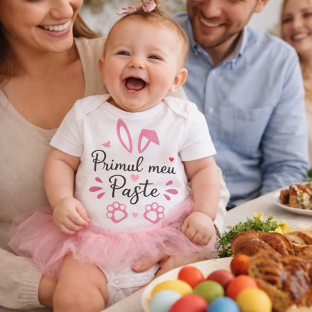 Tricouri Paste - Body bebe alb de Paste „Primul meu Paste”, cu imprimeu colorat cu iepuras si lăbuțe, ideal pentru masa festiva, poze de familie si cadou de Paste