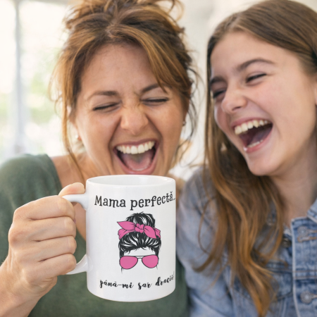 Cana cadou amuzanta pentru Mama, mesaj motivational si haios „Mama perfecta pana-mi sar dracii”, cana ceramica alba 330 ml [1]