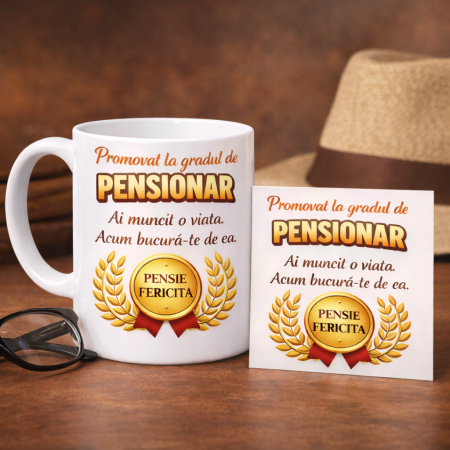 Set Cadou Pensionare Cana si Felicitare Personalizata, Design Premium cu Mesaj Promovat la Gradul de Pensionar, Model Pensie Fericita, Cadou pentru Coleg sau Familie [1]