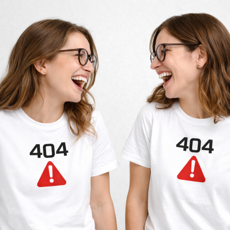 Tricouri - Tricou alb unisex „404 Error”, design minimalist cu simbol de avertizare, print negru si rosu, stil casual modern