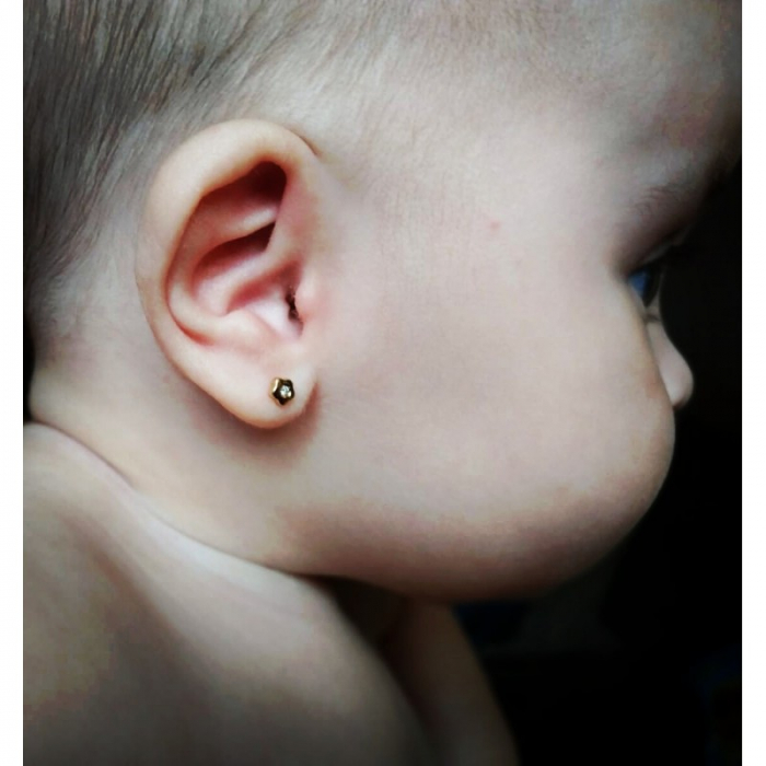 cercei-cu-protectie-aur-alb-14k-floricele-cu-rubin-4-mm [3]