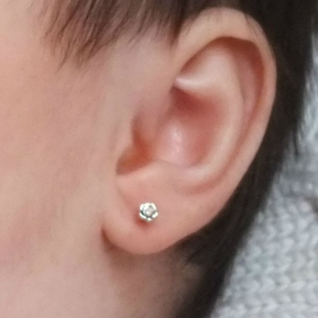 Cercei-copii-cu-protectie-aur-galben-14K-KALINI-Flori-cu pietricele-3mm [2]