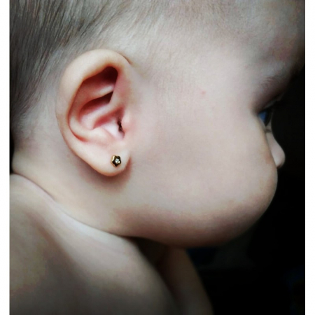 cercei-cu-protectie-aur-alb-14k-floricele-cu-smarald-4-mm [1]