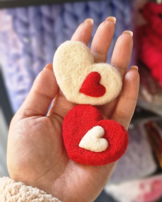 Brosa inima din lana naturala rosie si alba [2]