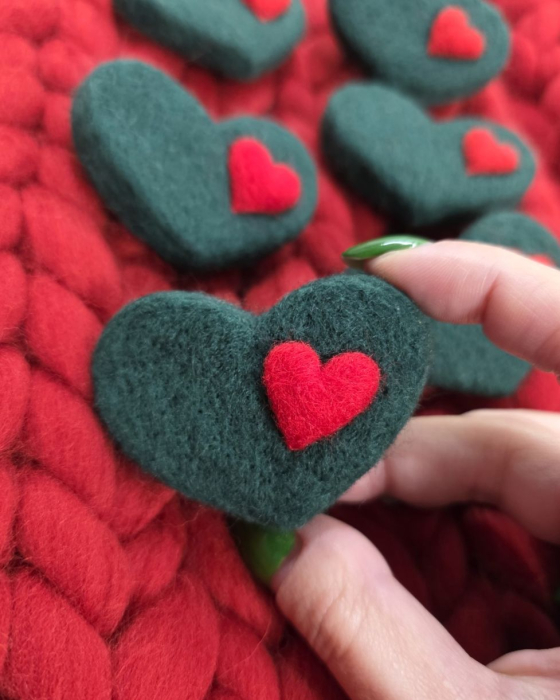 Brosa inima din lana naturala, verde cu rosu [2]