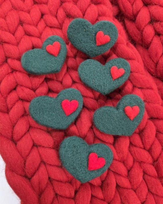 Brosa inima din lana naturala, verde cu rosu [3]