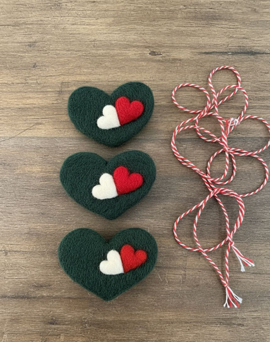 Brosa Martisor Inima din lana naturala, verde cu rosu, alb [2]