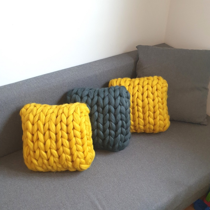 Perna patrata tricotata din fir gigant, merinos galben [2]