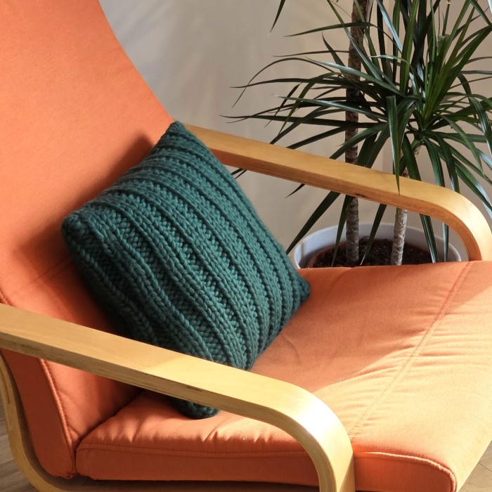 Pernă pătrată decorativă, tricotată manual din fir gros de lână naturala merinos – 40x40, culoare verde smarald [2]