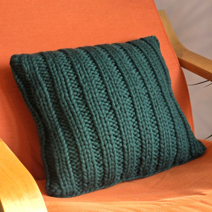 Pernă pătrată decorativă, tricotată manual din fir gros de lână naturala merinos – 40x40, culoare verde smarald [1]