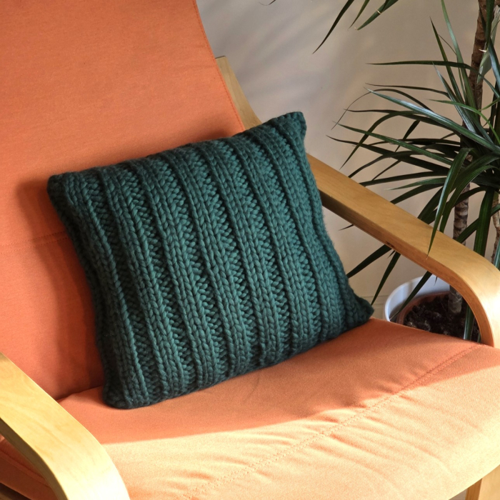 Pernă pătrată decorativă, tricotată manual din fir gros de lână naturala merinos – 40x40, culoare verde smarald [3]