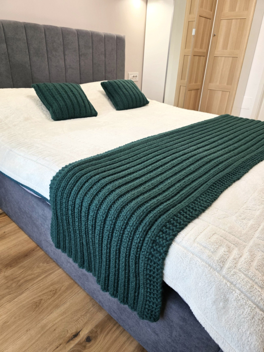 Traversă de pat tricotată manual din lână merinos – Verde smarald [3]