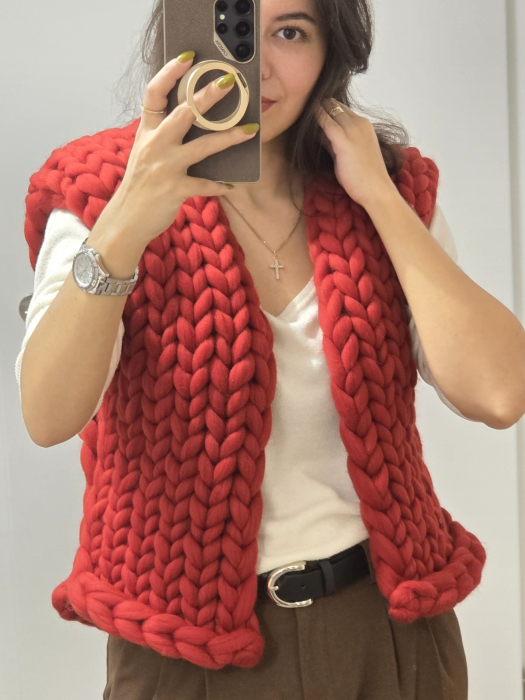 Vesta fara maneci, tricotata din fir foarte gros, culoare rosie, lana merinos 100% [2]