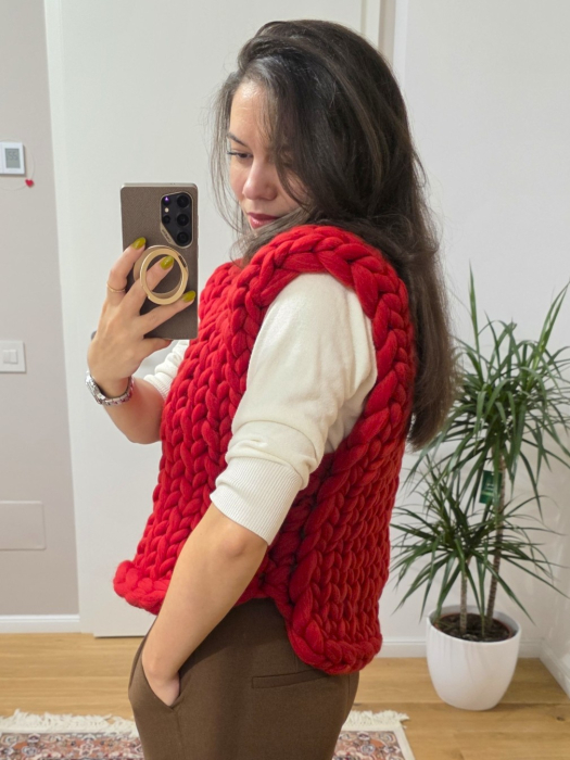 Vesta fara maneci, tricotata din fir foarte gros, culoare rosie, lana merinos 100% [3]