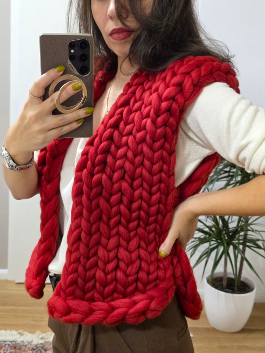 Vesta fara maneci, tricotata din fir foarte gros, culoare rosie, lana merinos 100% [4]