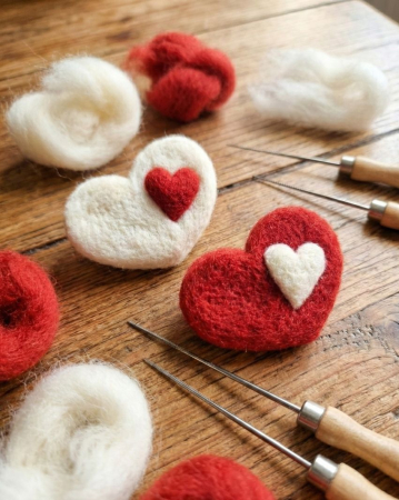 Accesorii - Brosa inima din lana naturala rosie si alba