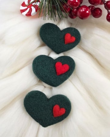 Accesorii - Brosa inima din lana naturala, verde cu rosu