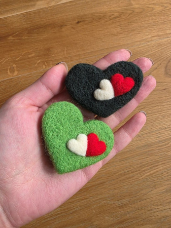 Broșe/Mărțișoare - Brosa Martisor Inima din lana naturala, verde cu rosu, alb