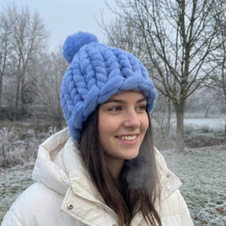 caciula albastra din fir gros de merinos