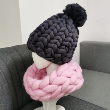 Accesorii - Caciula groasa cu mot din lana merinos, tricotata, neagra