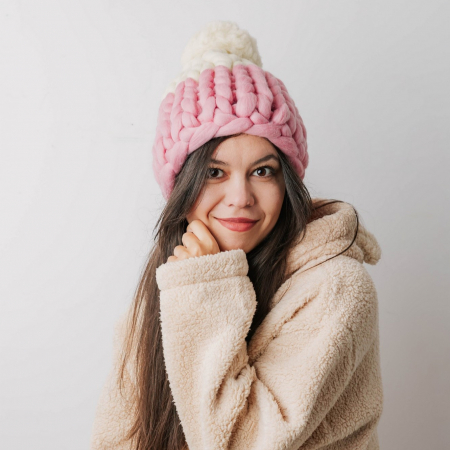 Accesorii - Caciula cu mot tricotata din fir gros de merinos ivory roz