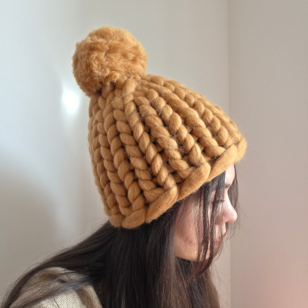 Căciuli - Caciula cu mot, tricotata din fir gigant de merinos, maro