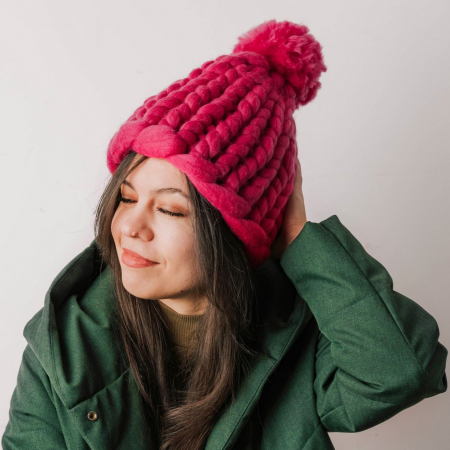 Accesorii - Căciulă cu moț tricotată din fir foarte gros, mov magenta