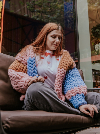 Cardigan tricotat manual din lână merinos maro roz [3]