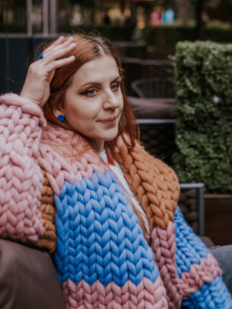 Cardigan tricotat manual din lână merinos maro roz [2]