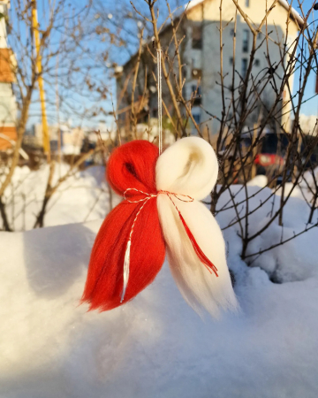 Accesorii - Martisor pufos din lana merinos