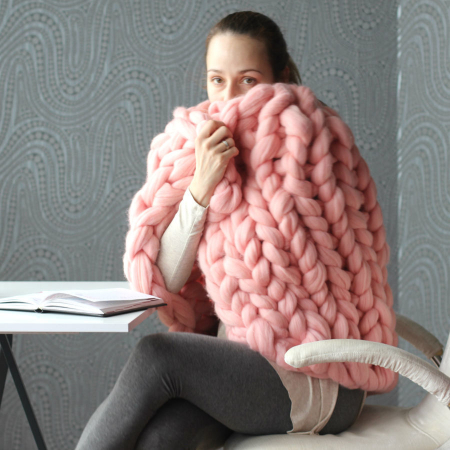 Decorațiuni - Pătură tricotată din fir gigant, lână merinos, roz